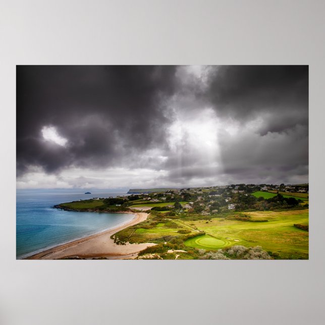 Landschaft mit Lichtstrahl auf Golfplatz Poster (Vorne)