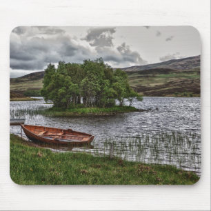 Landschaft mit stillgelegten Booten Mousepad