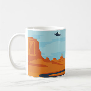 Landschaft mit verlassenem Tal, Bergen, dunklem w Kaffeetasse