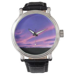 Landschaft mit violettem Himmel beim Sonnenunterga Armbanduhr