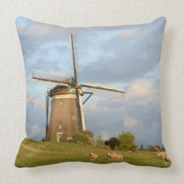 Landschaft mit Windmühlen und Schafen Kissen