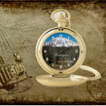 Landschaftlich Mount Rainier, Washington Taschenuhr<br><div class="desc">Klassische und stilvolle Taschenuhr mit weißen Ziffern,  die ein landschaftliches Landschaftsbild des schneebedeckten Mount Rainier zeigt,  dem höchsten Berg im Staat Washington. Wählen Sie aus Gold oder Silbermetall.</div>