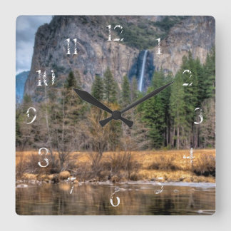 Landschaftliche Fälle Yosemite Quadratische Wanduhr