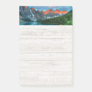 Landschaftliche Landschaftsfotografie über Berg un Post-it Klebezettel