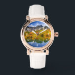 Landschaftliche Landschaftswälder und Berge Armbanduhr<br><div class="desc">Eine Uhr mit einem schönen Landfoto. Steinberge mit einem Herbstwald in lebhaften Farben. Ein ruhiger See reflektiert die Berge,  Bäume und Gräser.</div>