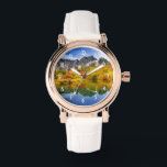 Landschaftliche Landschaftswälder und Berge Armbanduhr<br><div class="desc">Eine Uhr mit einem schönen Landfoto. Steinberge mit einem Herbstwald in lebhaften Farben. Ein ruhiger See reflektiert die Berge, Bäume und Gräser.</div>