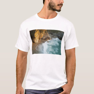 Landschaftliche McWay Falls stürzt in den Strand  T-Shirt