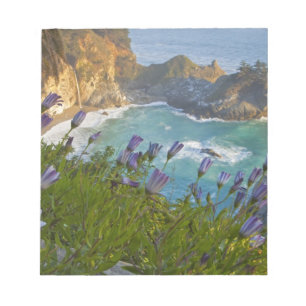 Landschaftliche McWay Falls stürzt in den Strand u Notizblock