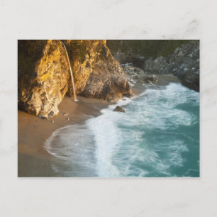 Landschaftliche McWay Falls stürzt in den Strand u Postkarte