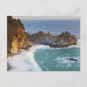 Landschaftliche McWay Falls stürzt in den Strand u Postkarte