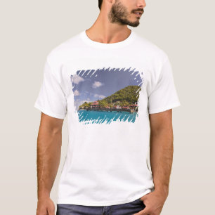 Landschaftliche Sicht auf die Bitter End Yacht Clu T-Shirt