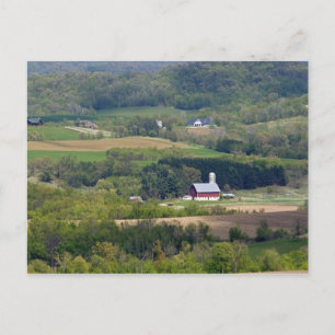 Landschaftliche Sicht auf die landwirtschaftliche  Postkarte