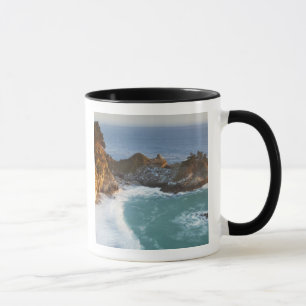 Landschaftlichen McWay Falls stürzen in den Strand Tasse