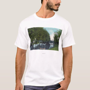 Landschaftlicher Fluss mit Kanu SceneEugene ODER T-Shirt