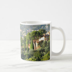 LANDSCHAFTLICHER ITALIENISCHER CYPRESS VERSCHIEBT KAFFEETASSE