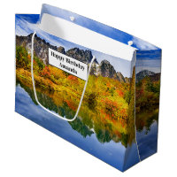Landschaftlicher Landschaftswald und Gebirge Gebur