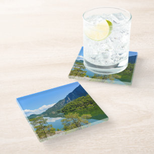 Landschaftlicher See und blauer Himmel Glasuntersetzer