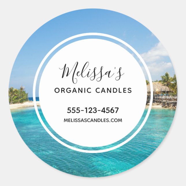 Landschaftlicher tropischer Strand mit gepflastert Runder Aufkleber (Vorderseite)