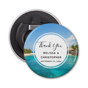 Landschaftlicher tropischer Strand mit strohgedeck Flaschenöffner