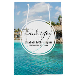 Landschaftlicher tropischer Strand mit strohgedeck Mittlere Geschenktüte