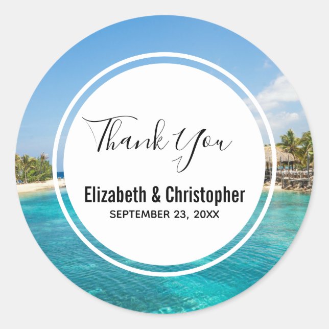 Landschaftlicher tropischer Strand mit strohgedeck Runder Aufkleber (Vorderseite)