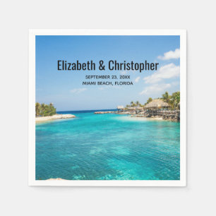 Landschaftlicher tropischer Strand mit strohgedeck Serviette