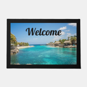 Landschaftlicher tropischer Strand mit Strohhütten Fußmatte