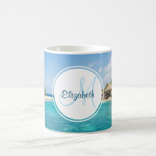 Landschaftlicher tropischer Strand mit Strohhütten Kaffeetasse