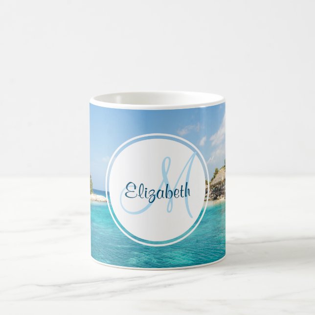 Landschaftlicher tropischer Strand mit Strohhütten Kaffeetasse (Mittel)