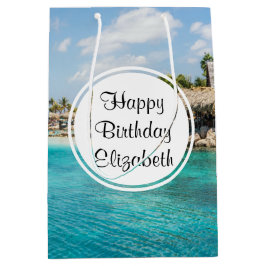 Landschaftlicher tropischer Strand mit Strohhütten Mittlere Geschenktüte