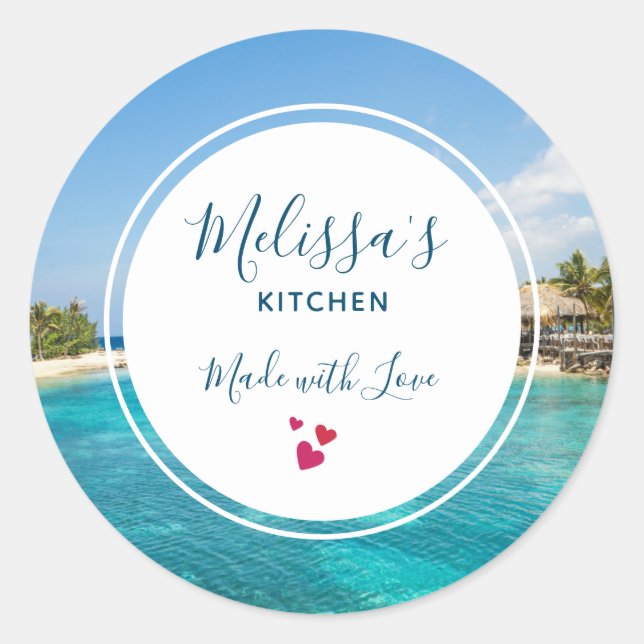 Landschaftlicher tropischer Strand mit Strohhütten Runder Aufkleber (Vorderseite)