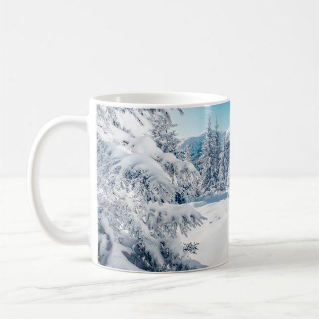 Landschaftliches Bild von Fichten. Frostiger Tag,  Kaffeetasse (Links)