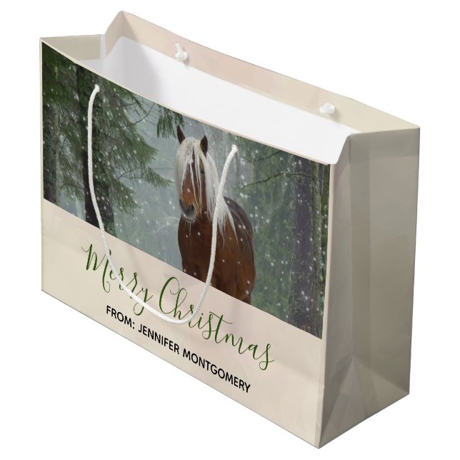 Landschaftliches Braunes Pferd in einem Winterwald Große Geschenktüte (Vorderseite Schrägansicht)