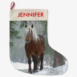 Landschaftliches Braunes Pferd in einem Winterwald Großer Weihnachtsstrumpf