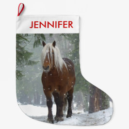 Landschaftliches Braunes Pferd in einem Winterwald Großer Weihnachtsstrumpf