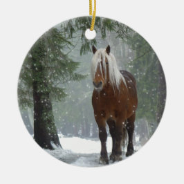 Landschaftliches Braunes Pferd in einem Winterwald Keramik Ornament