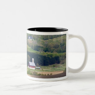 Landschaftsansicht von Ackerland südlich von Arcad Zweifarbige Tasse