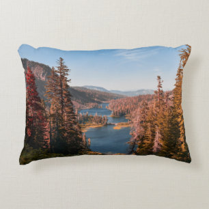 LANDSCHAFTSFOTO VON BÄUMEN IN DER NÄHE DES WASSERK DEKOKISSEN