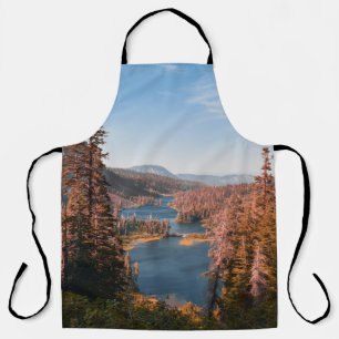 LANDSCHAFTSFOTO VON BÄUMEN IN DER NÄHE DES WASSERK SCHÜRZE