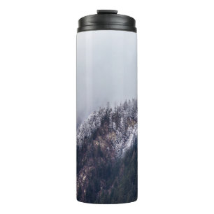 LANDSCHAFTSFOTOGRAFIE DER BERGE THERMOSBECHER