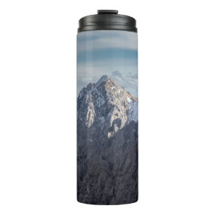 LANDSCHAFTSFOTOGRAFIE DER BERGE THERMOSBECHER