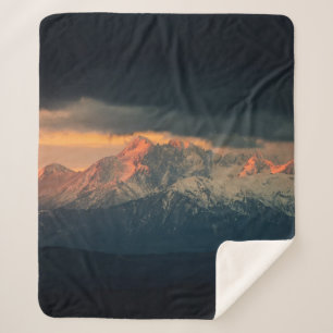 LANDSCHAFTSFOTOGRAFIE DER SCHNEEBERGE UNTER NIMB SHERPADECKE