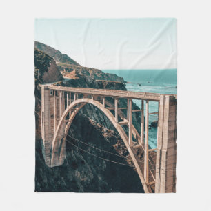 LANDSCHAFTSFOTOGRAFIE EINER GRAUEN BETONBRÜCKE FLEECEDECKE