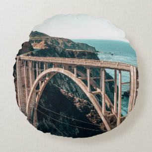 LANDSCHAFTSFOTOGRAFIE EINER GRAUEN BETONBRÜCKE RUNDES KISSEN