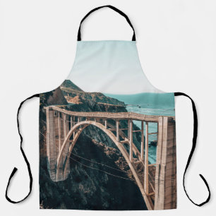 LANDSCHAFTSFOTOGRAFIE EINER GRAUEN BETONBRÜCKE SCHÜRZE