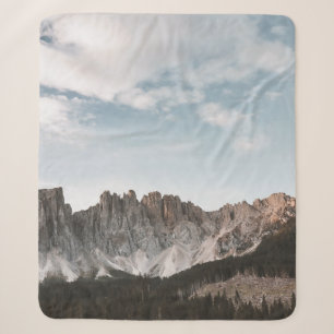 LANDSCHAFTSFOTOGRAFIE VON GRAUEM UND BRAUNEM BERG SHERPADECKE