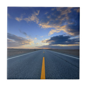 Landstraße am Sonnenaufgang-Tag Fliese