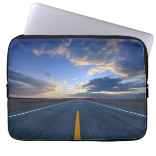 Landstraße am Sonnenaufgang-Tag Laptopschutzhülle