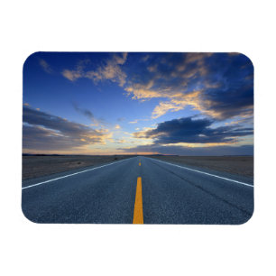 Landstraße am Sonnenaufgang-Tag Magnet