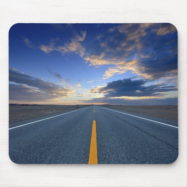 Landstraße am Sonnenaufgang-Tag Mousepad (Vorne)